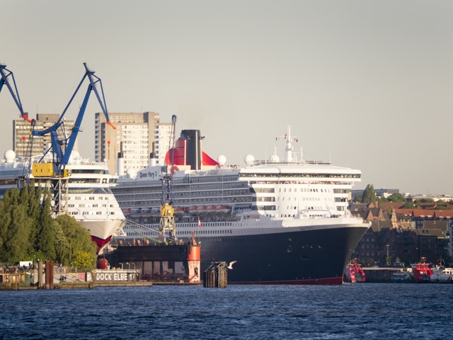 Queen Mary 2 in Hamburg