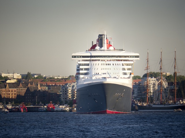 Queen Mary 2 in Hamburg